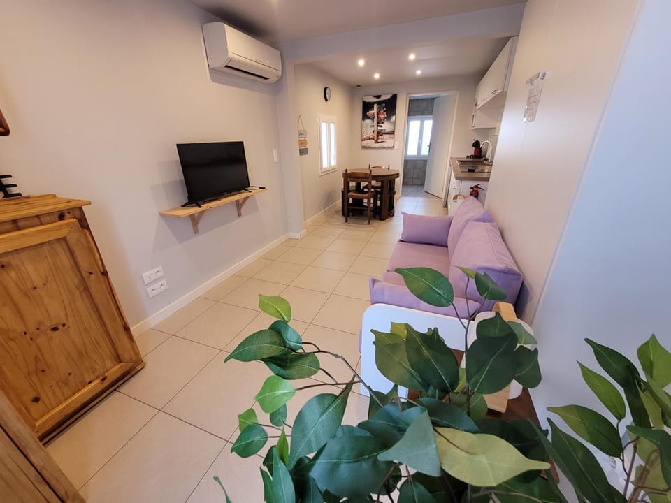 Kitchen or kitchenette, Living room, air conditioner