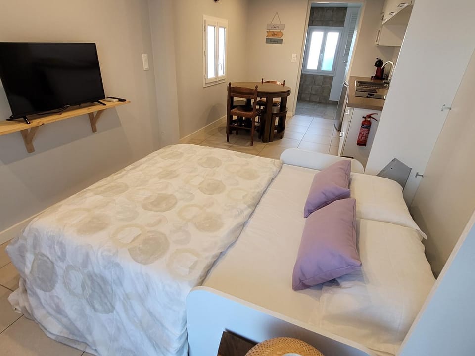 Bed, Living room
