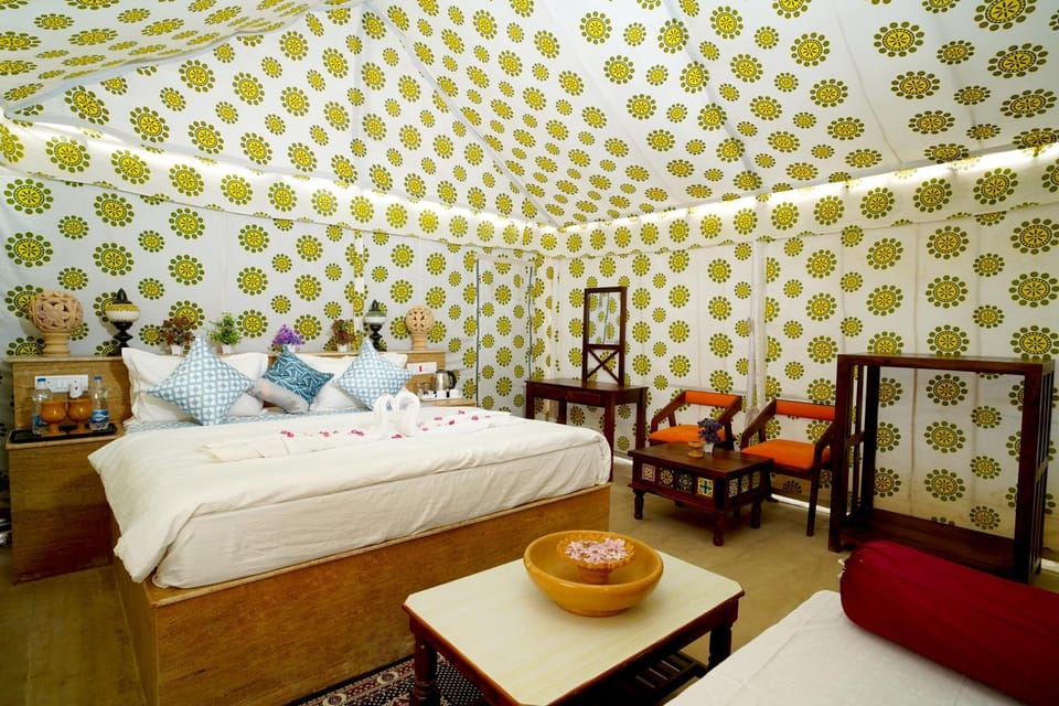 Bed, Photo of the whole room, Seating area