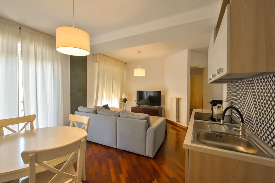 TV and multimedia, Kitchen or kitchenette, Living room, Seating area, Dining area