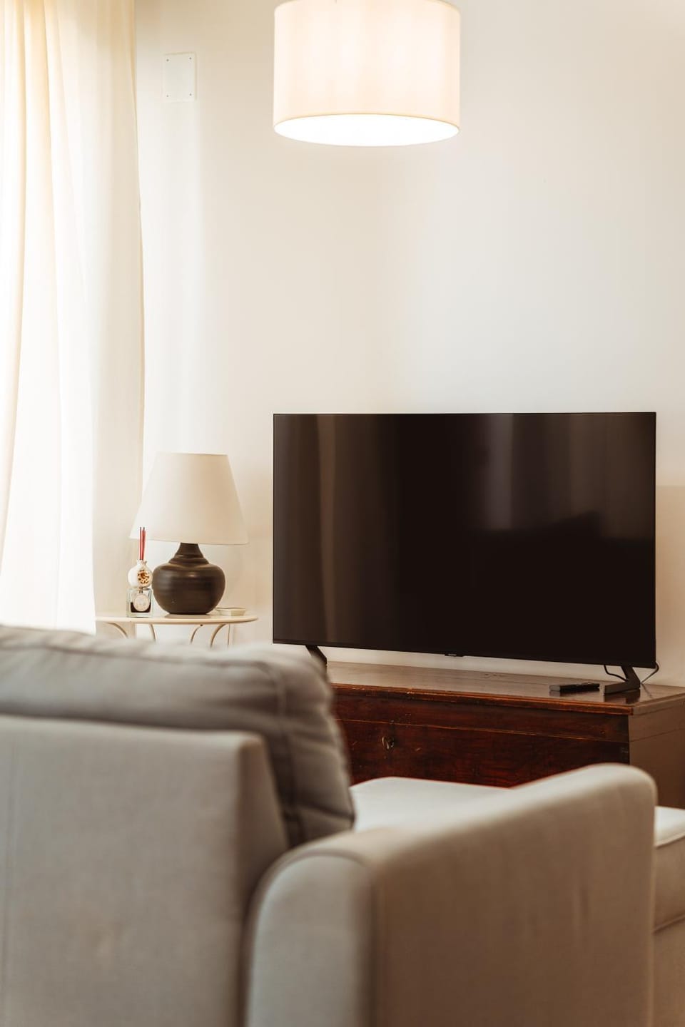 TV and multimedia, Living room, Seating area, Evening entertainment