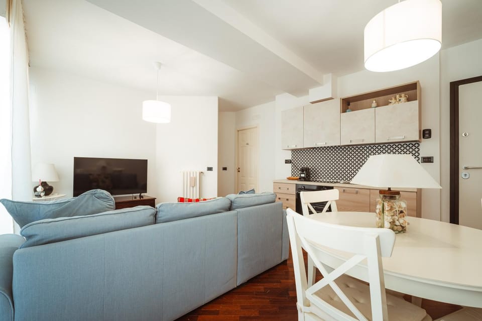 TV and multimedia, Kitchen or kitchenette, Living room, Seating area, Dining area