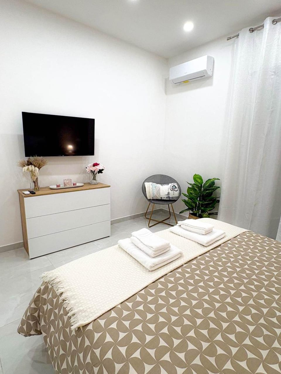 TV and multimedia, Photo of the whole room, Bedroom, air conditioner
