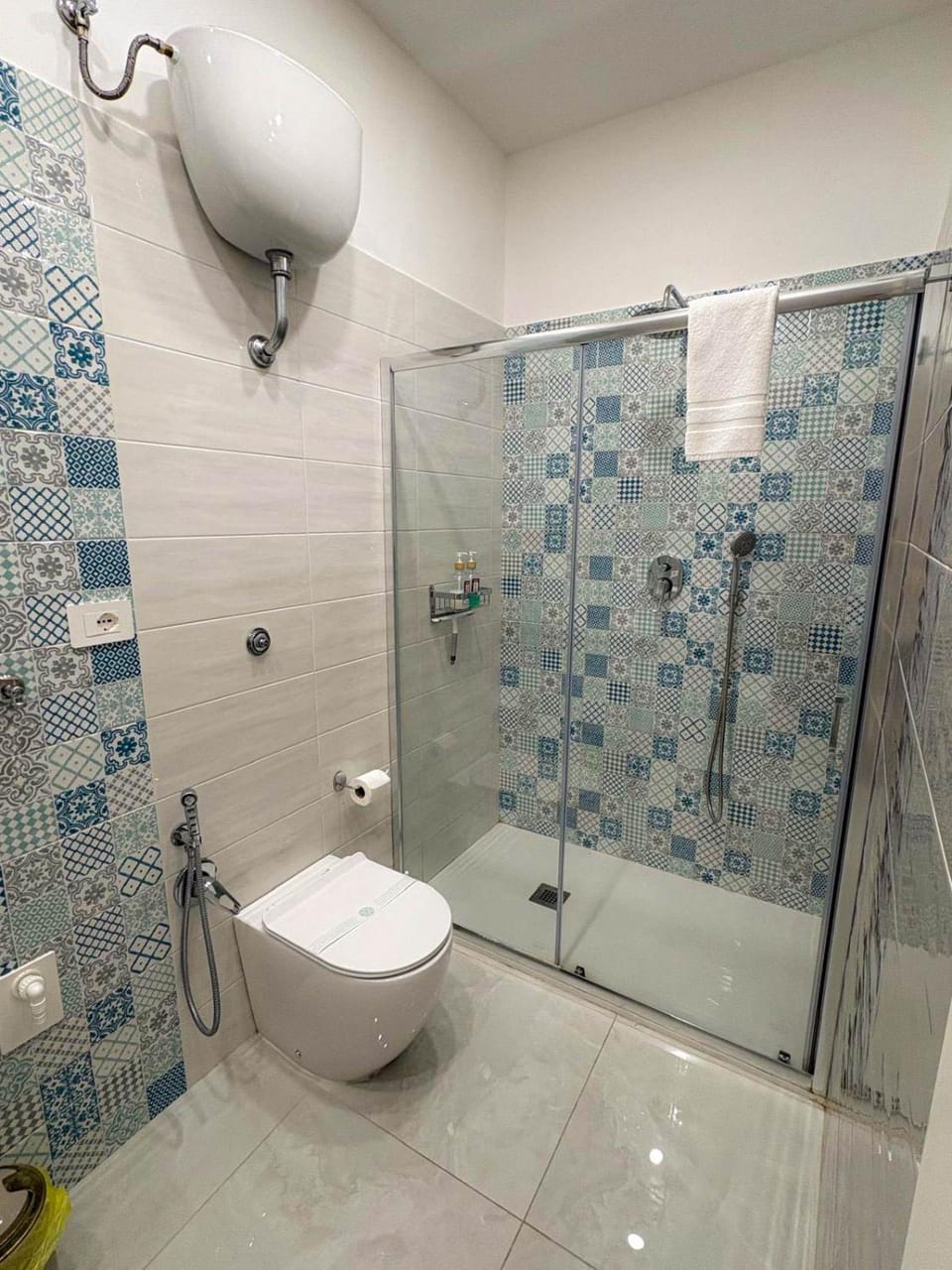 Shower, Toilet, Bathroom, towels
