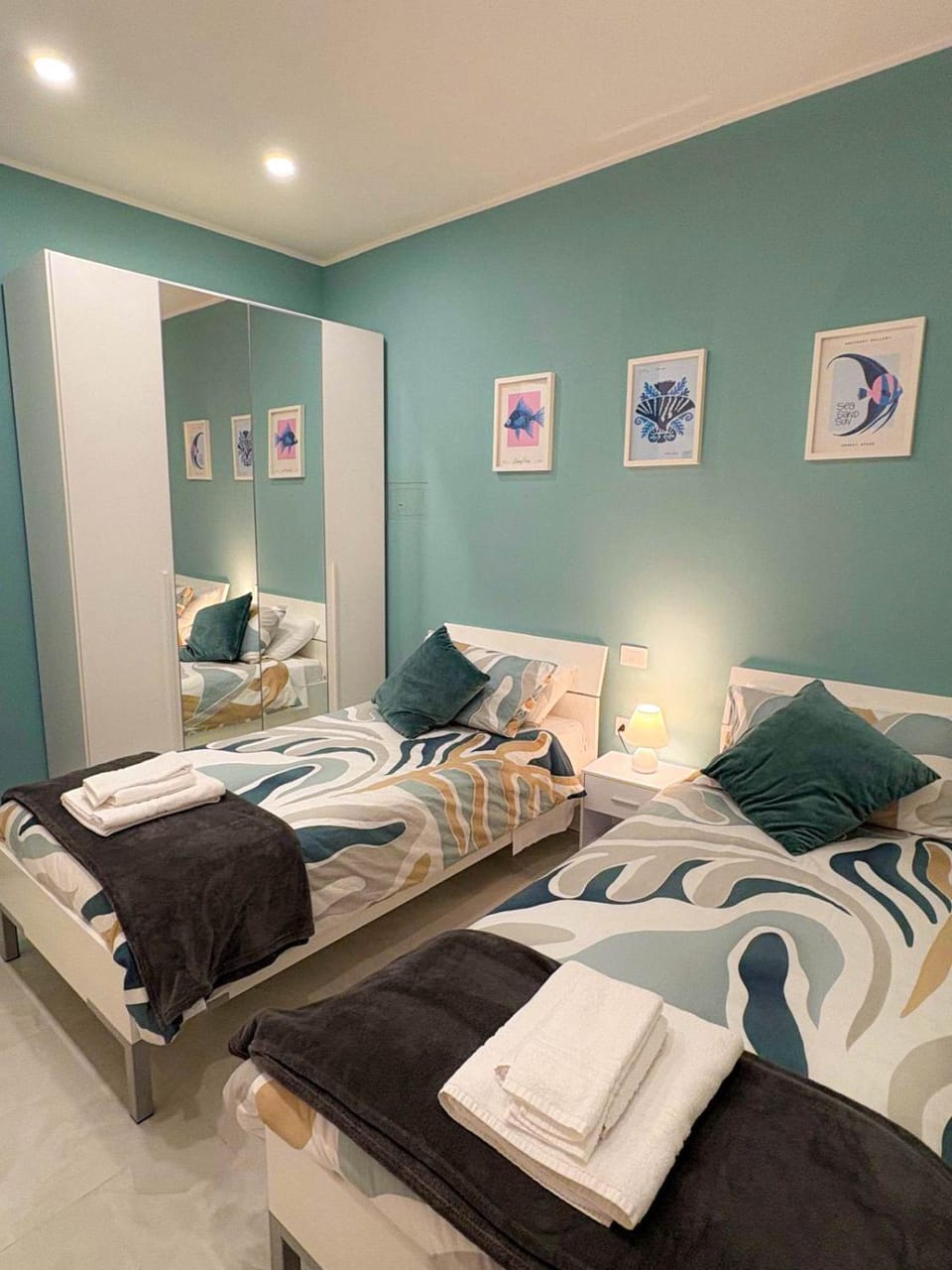 Bed, Photo of the whole room, Bedroom, towels