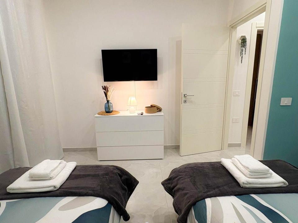 Bed, TV and multimedia, Photo of the whole room, Bedroom, towels