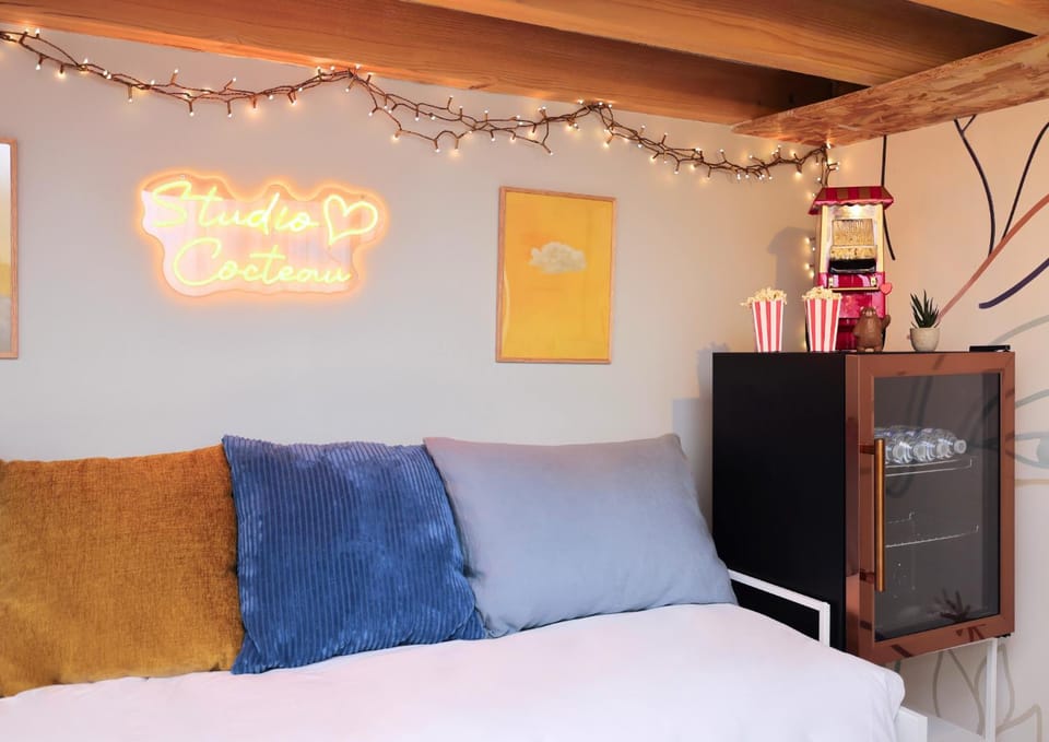 La chambre COCTEAU Vacation rental in Île-de-France