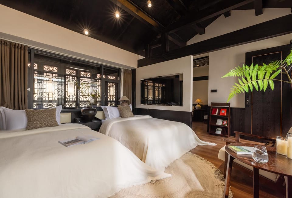 Bed, Living room, Photo of the whole room, Seating area, Bedroom