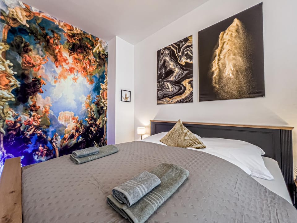 Bed, Photo of the whole room, Decorative detail, Bedroom, towels