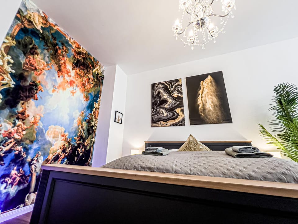 Bed, Photo of the whole room, Decorative detail, Bedroom