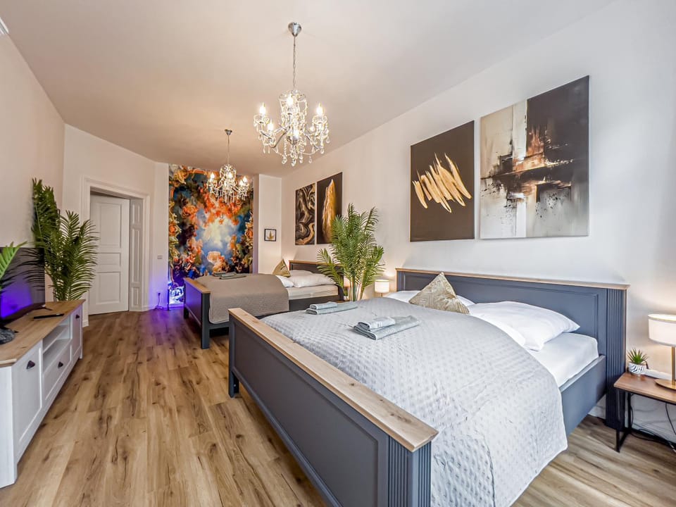 Bed, TV and multimedia, Photo of the whole room, Bedroom
