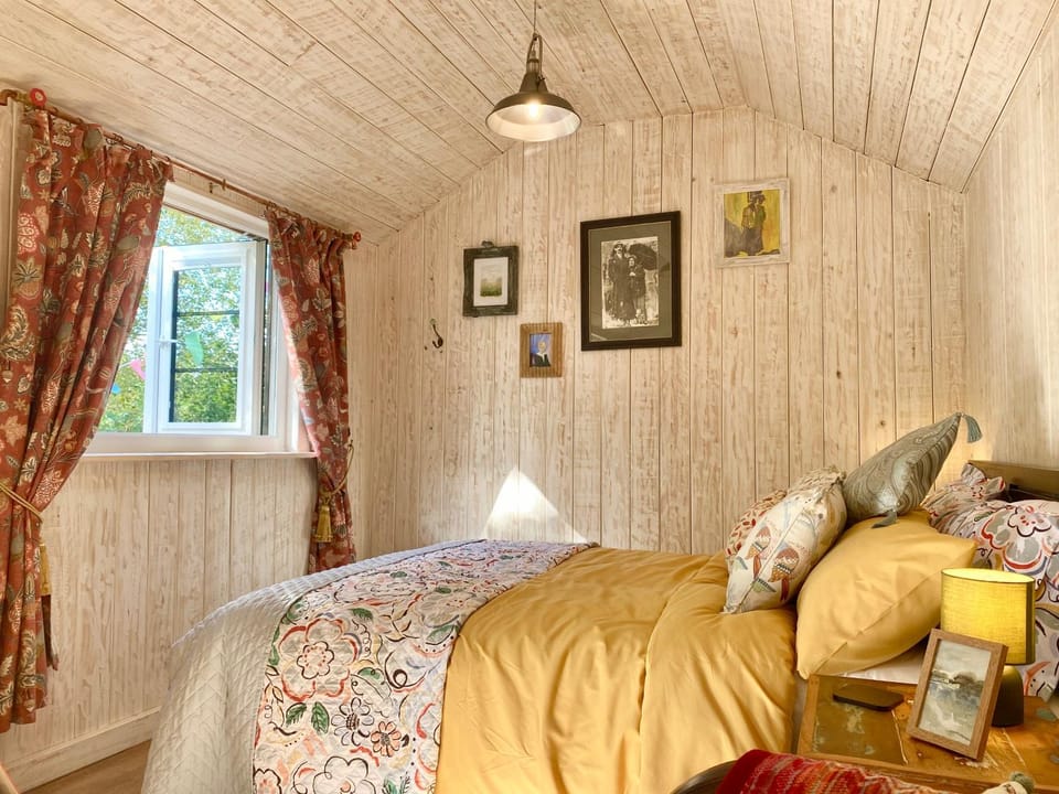 Robin Cabin with hot tub Cabin in Forest of Dean