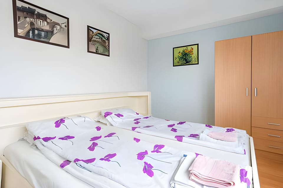 Bed, Bedroom, towels, wardrobe
