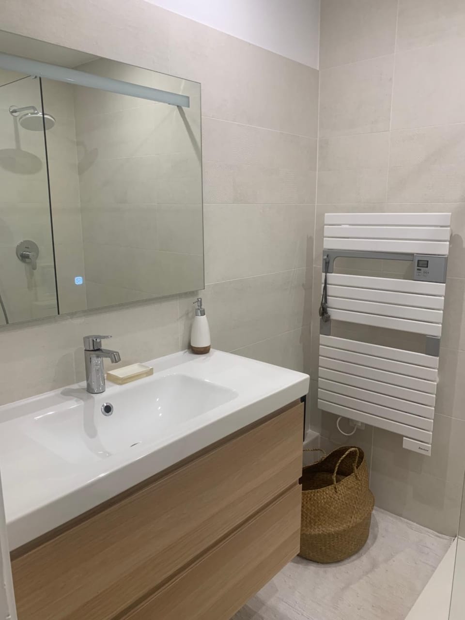 Shower, towels