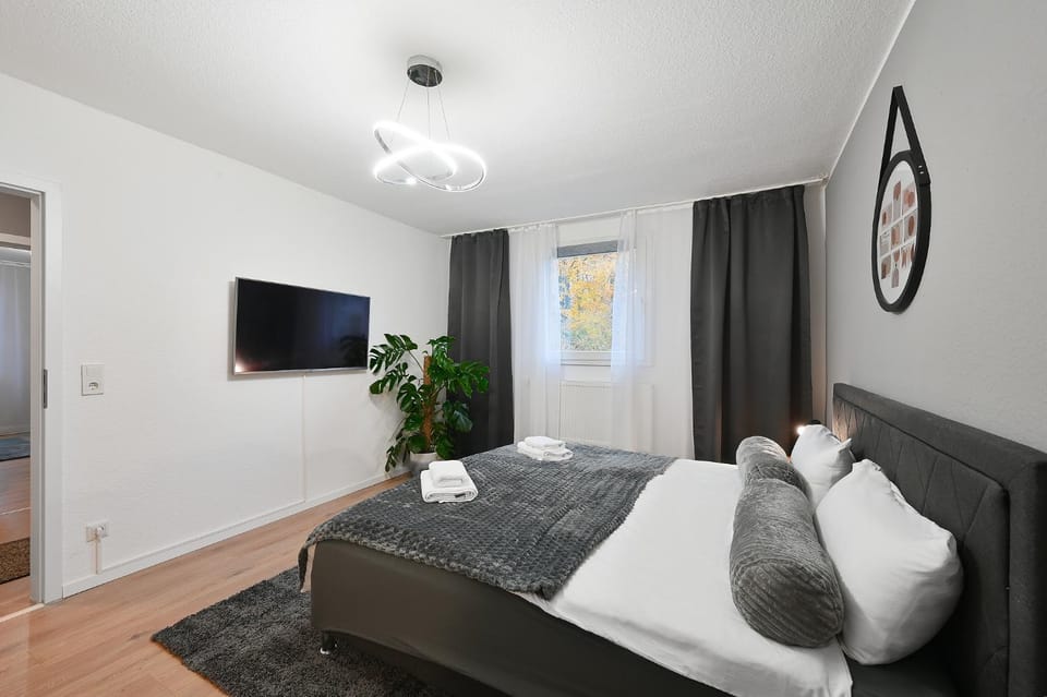 Bed, TV and multimedia, Photo of the whole room, Bedroom, towels
