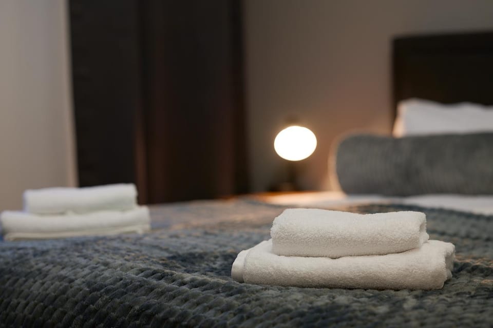 Bed, Bedroom, towels