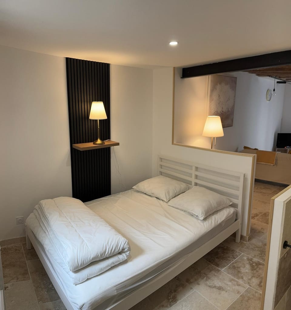 Bed, Photo of the whole room, Bedroom