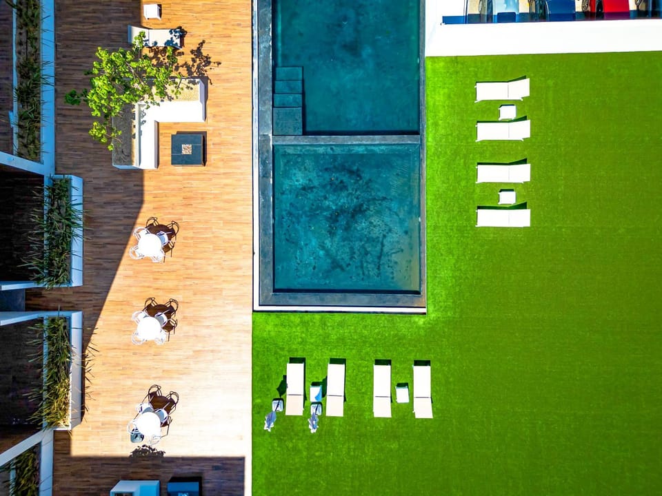 Property building, Day, Garden, Garden view, Pool view, Swimming pool