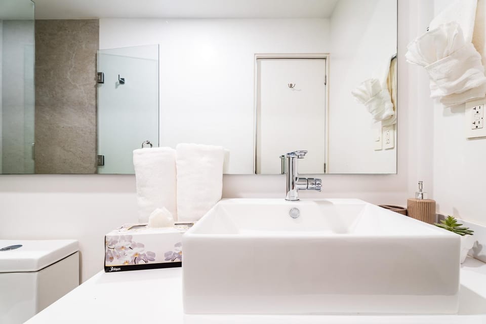 Bathroom, Bedroom, towels