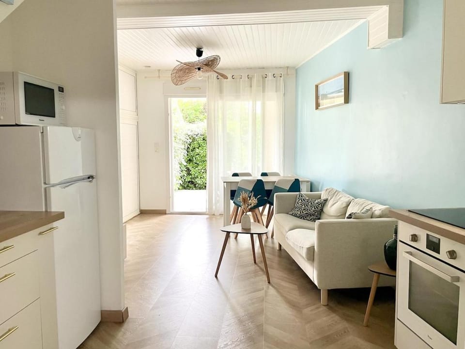TV and multimedia, Kitchen or kitchenette, Living room, Dining area, oven