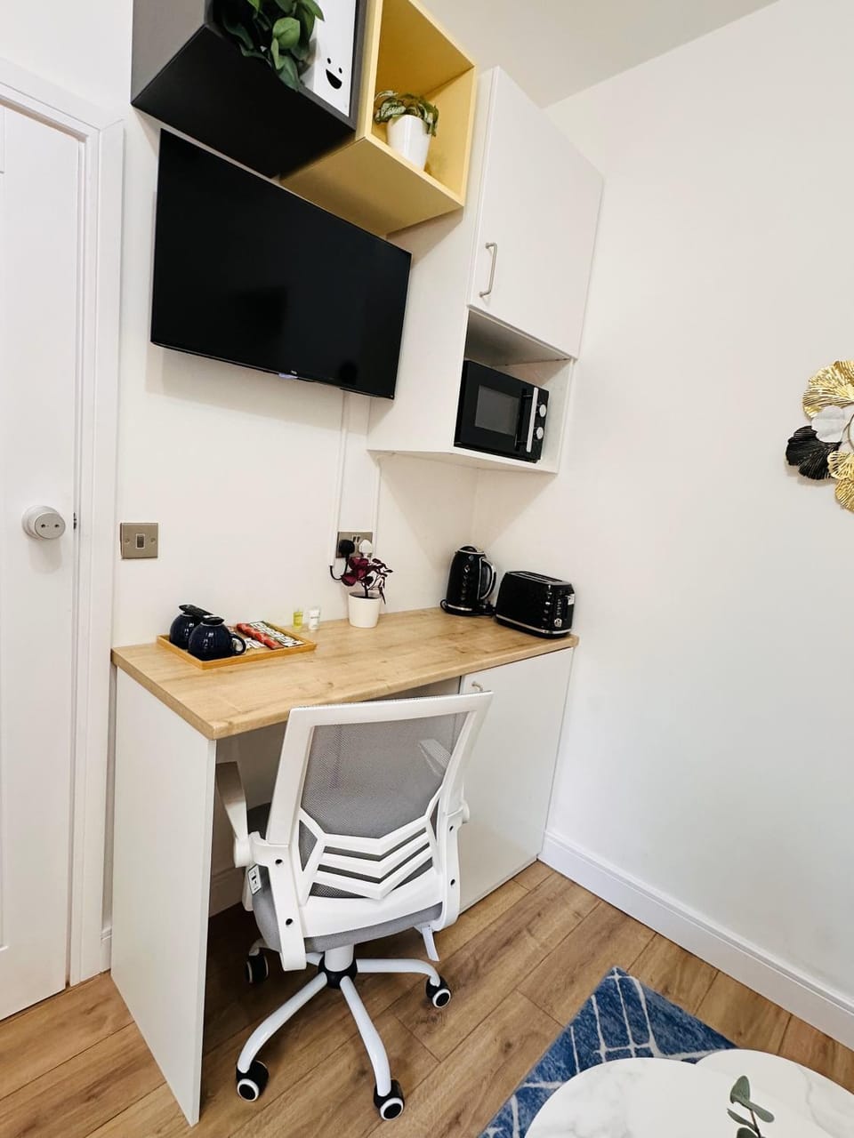 Newly Renovated Private Room with its own kitchenette in shared house by QE Hospital R2 Bed and Breakfast in Birmingham