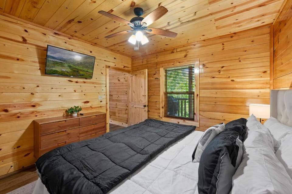 Bed, TV and multimedia, Photo of the whole room, Bedroom