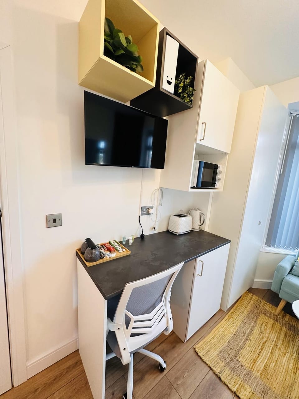 Newly Renovated Private Room with its own kitchenette in shared house by QE Hospital R1 Bed and Breakfast in Birmingham