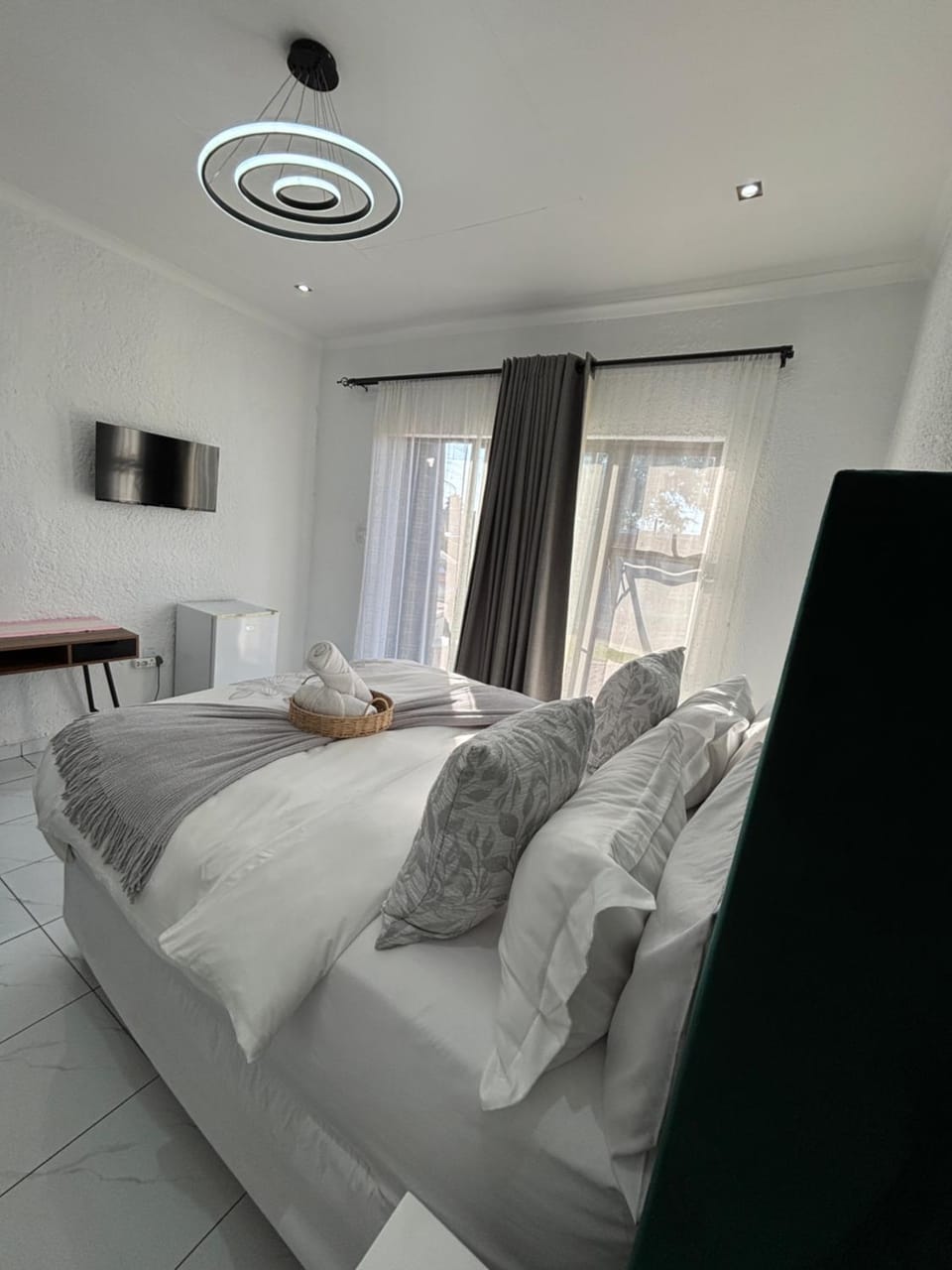 Bed, TV and multimedia, Photo of the whole room, Bedroom, towels