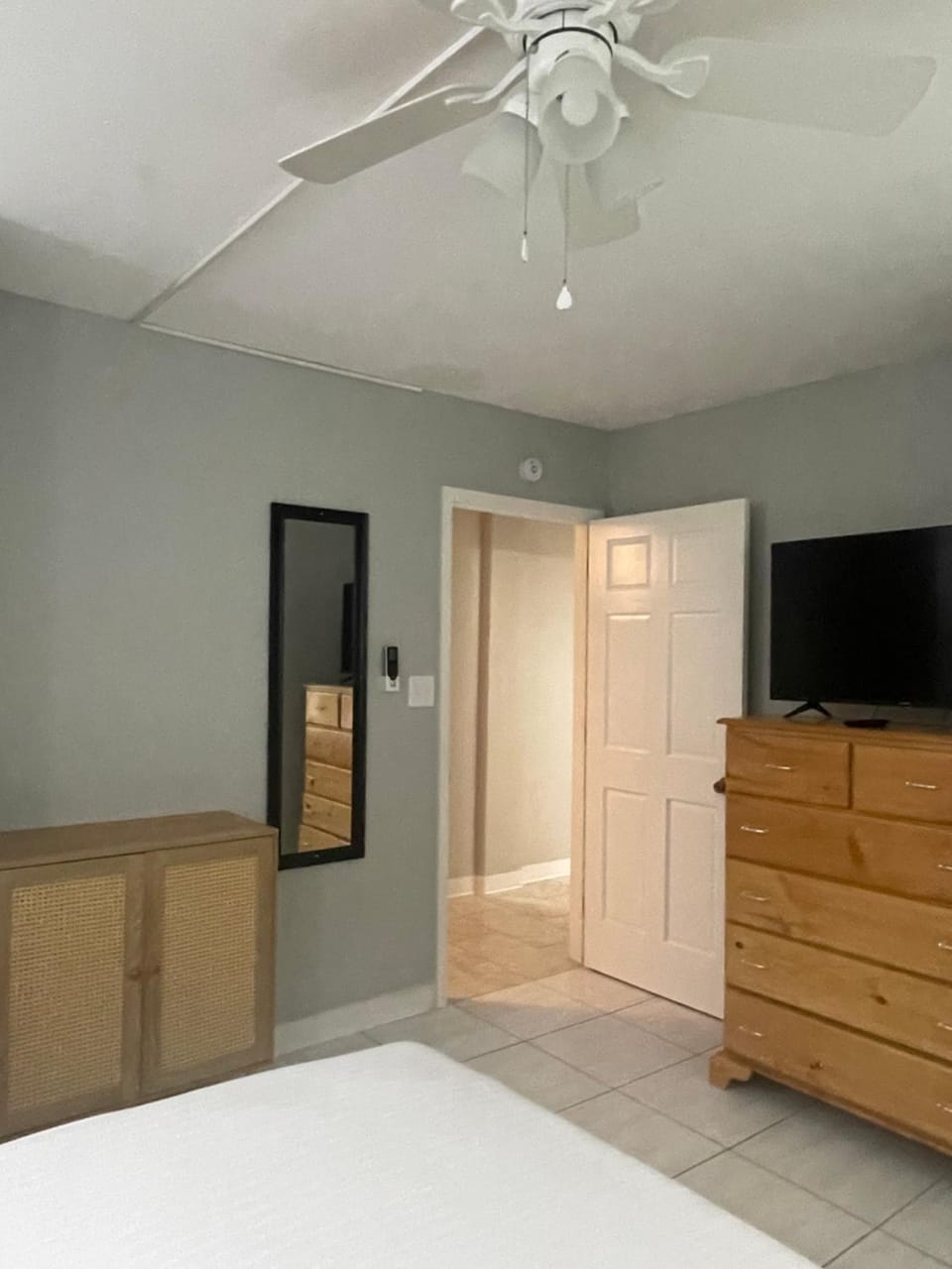 Photo of the whole room, Bedroom