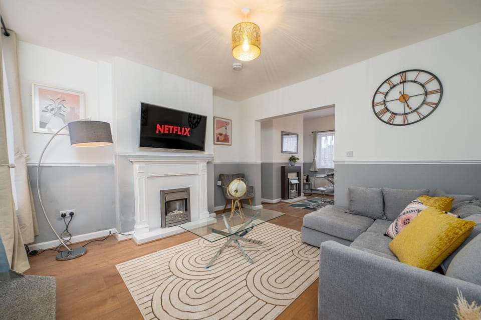 Modern 3 bedroom House - Parking - Sleeps 6 House in Bassetlaw District