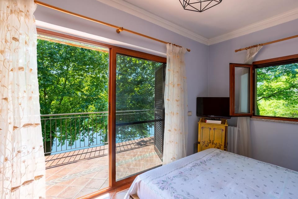 Bed, Natural landscape, TV and multimedia, View (from property/room), Balcony/Terrace, Photo of the whole room, Bedroom, River view
