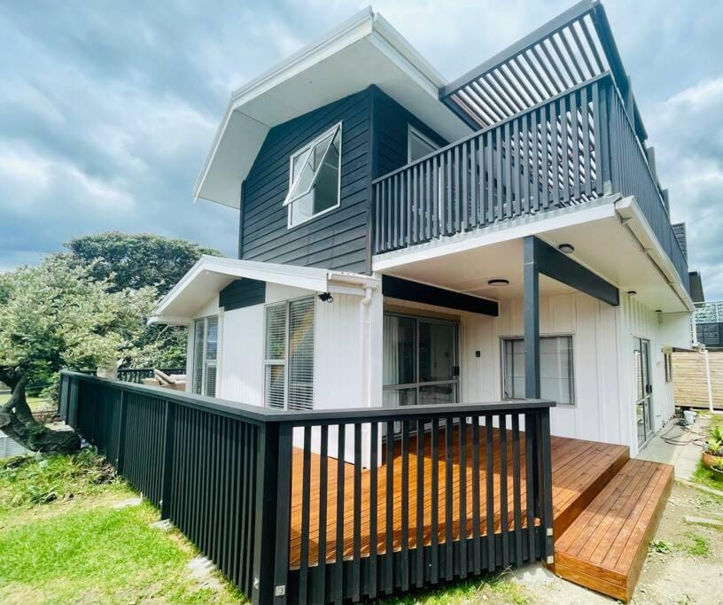 Modern Beach House With Sea Views and Spa House in Wellington Region