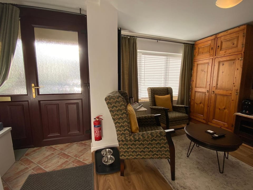 Facade/entrance, Seating area, wardrobe
