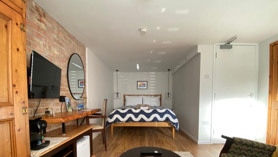 Bed, TV and multimedia, Bedroom