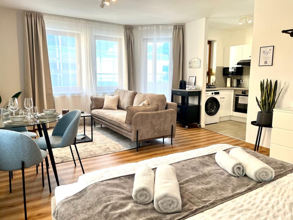 Bed, Coffee/tea facilities, Kitchen or kitchenette, Living room, Photo of the whole room, Dining area, Bedroom, towels, washing machine