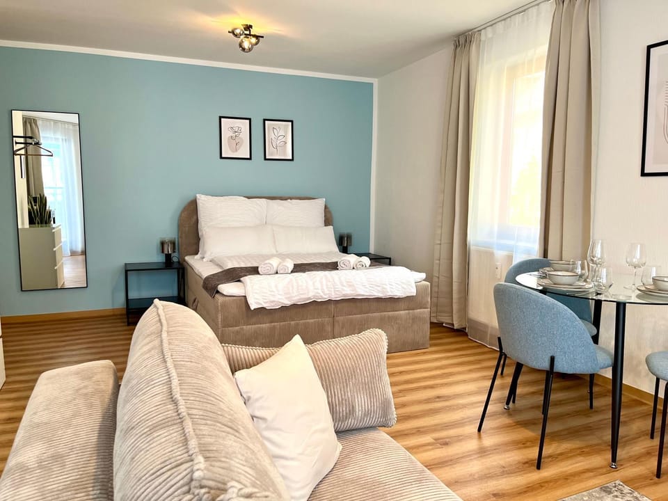 Bed, Photo of the whole room, Seating area, Bedroom