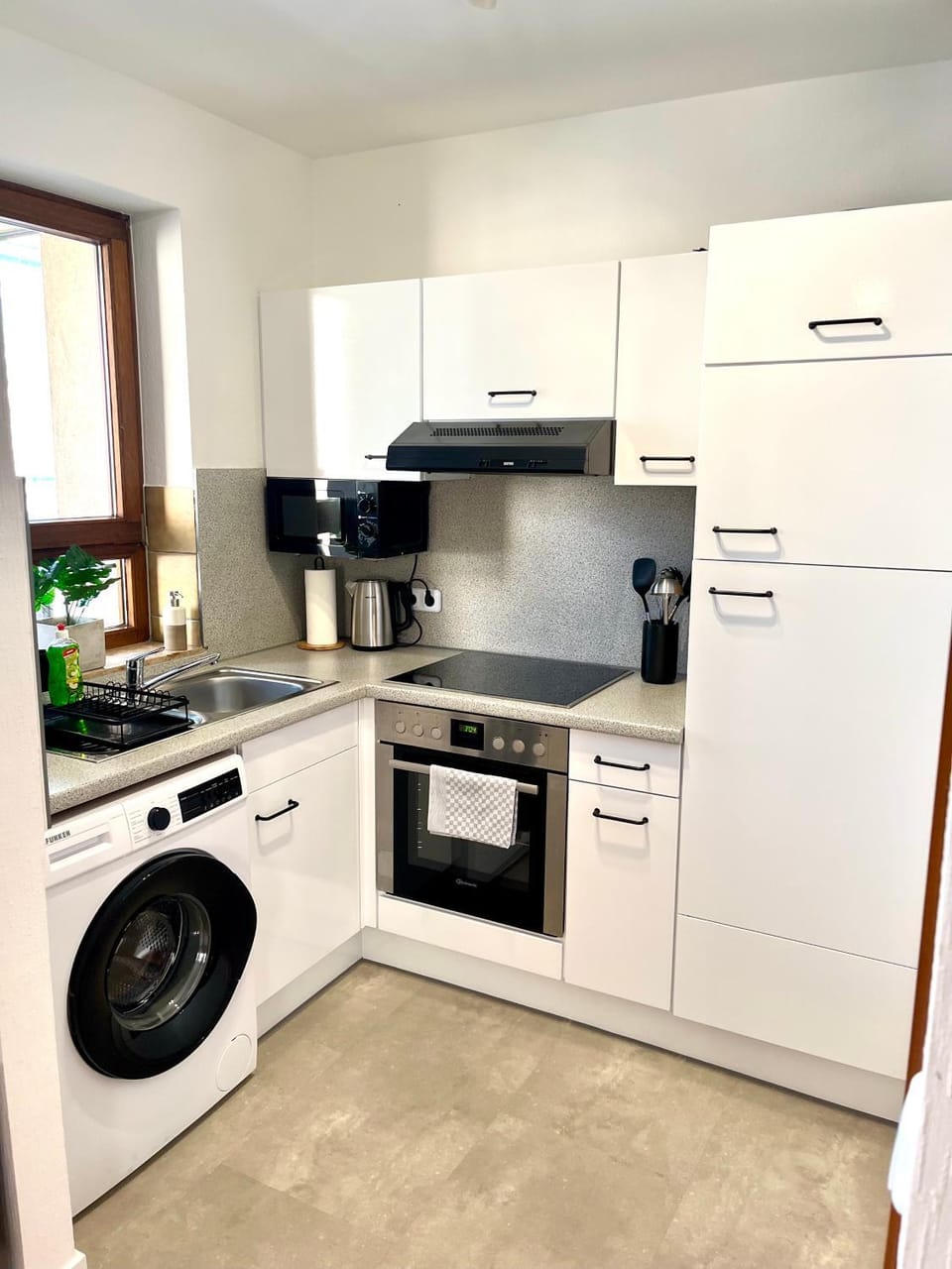 Kitchen or kitchenette, oven, stove, washing machine