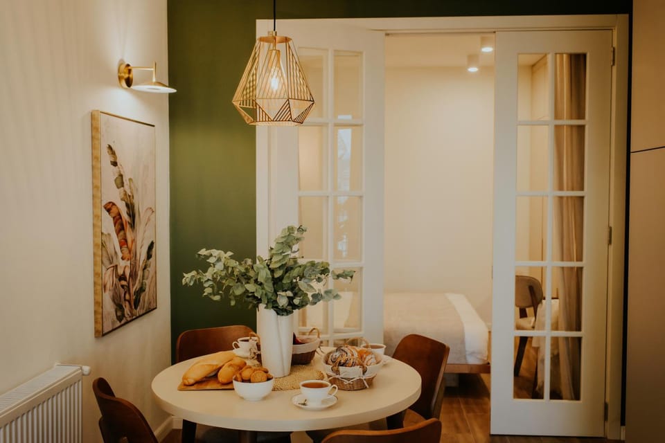 Food and drinks, Seating area, Dining area, Food, Drinks