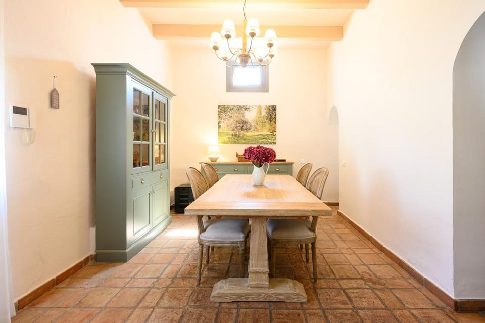 Seating area, Dining area