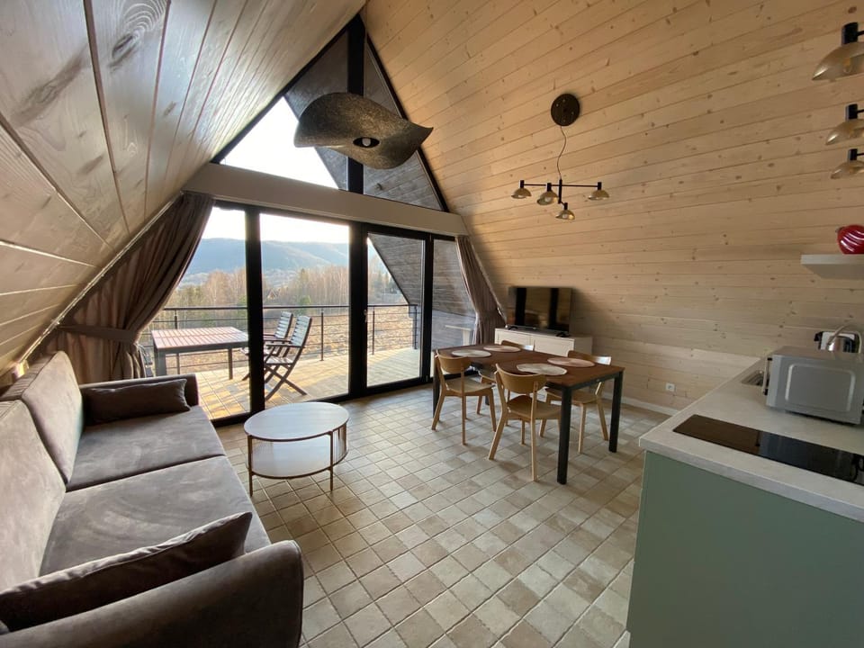 View (from property/room), Balcony/Terrace, Living room, Seating area, Mountain view