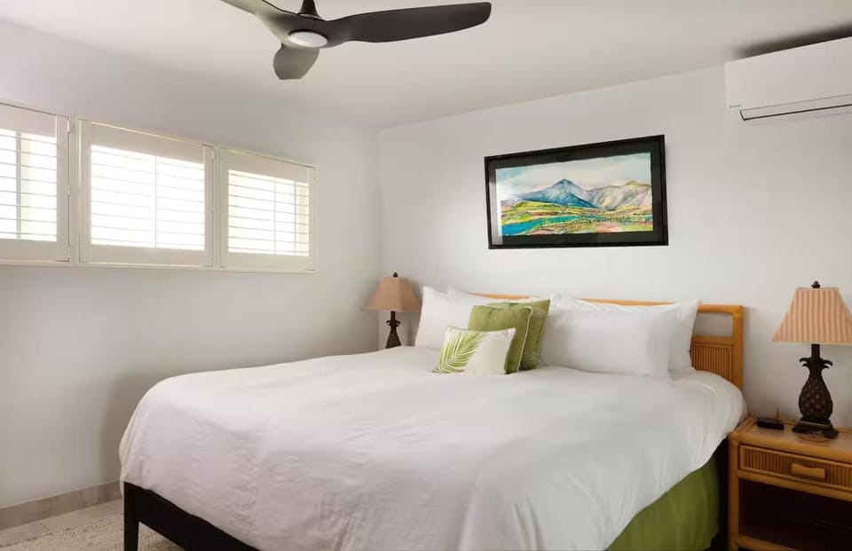 Bed, Photo of the whole room, Bedroom, air conditioner