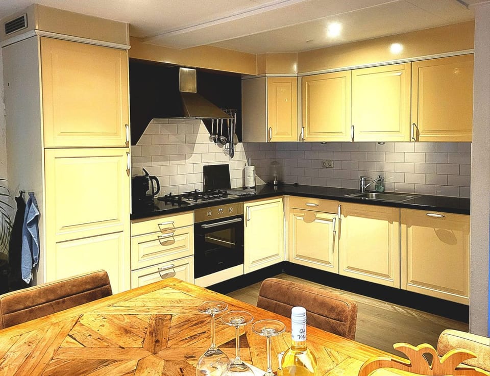 Coffee/tea facilities, Kitchen or kitchenette, Dining area, pet friendly, stove