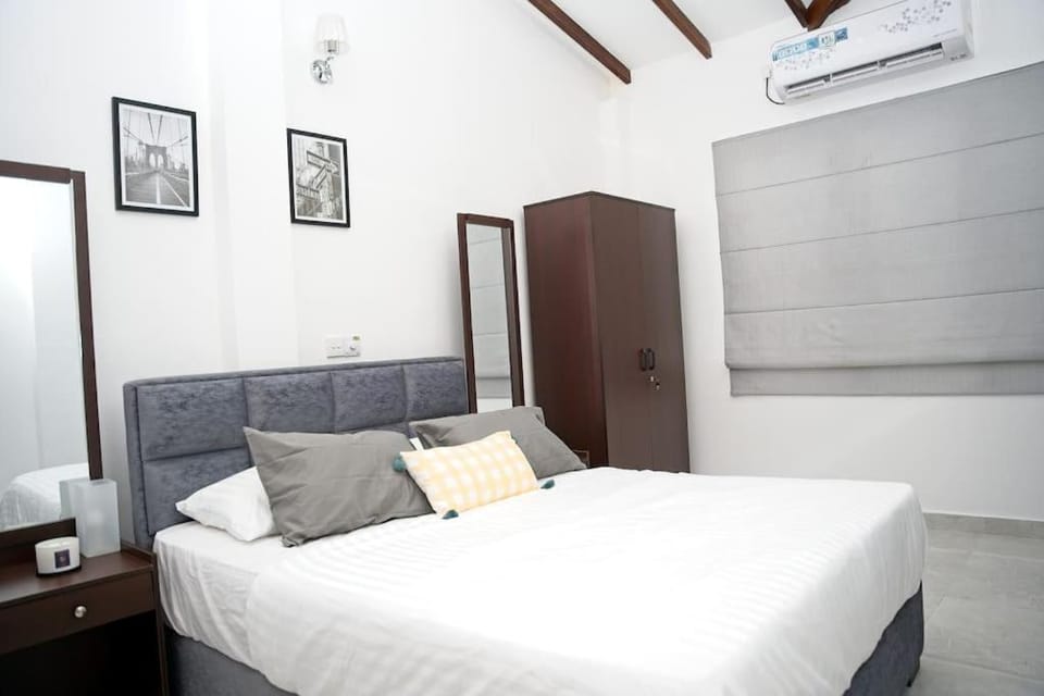 Bed, Bedroom, wardrobe, air conditioner
