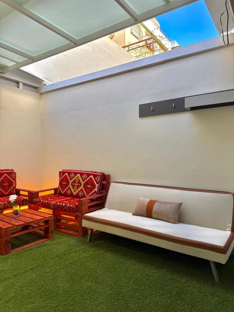 TV and multimedia, Living room, Seating area, air conditioner