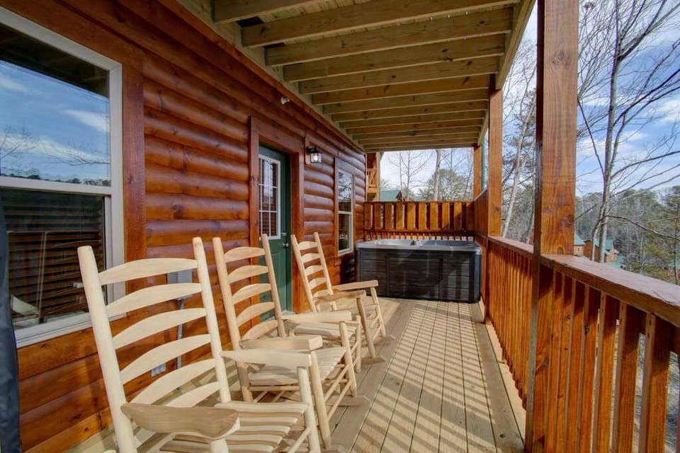NEWLY Built! 5BR-5BH-Hottub-WIFI-Theater-Pool Tble House in Pigeon Forge