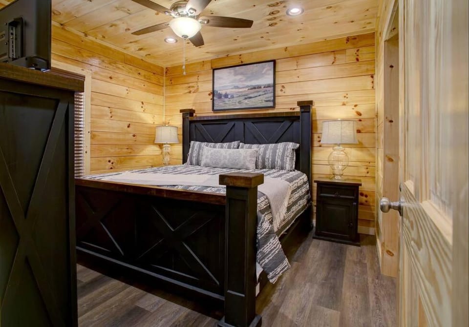 NEWLY Built! 5BR-5BH-Hottub-WIFI-Theater-Pool Tble House in Pigeon Forge