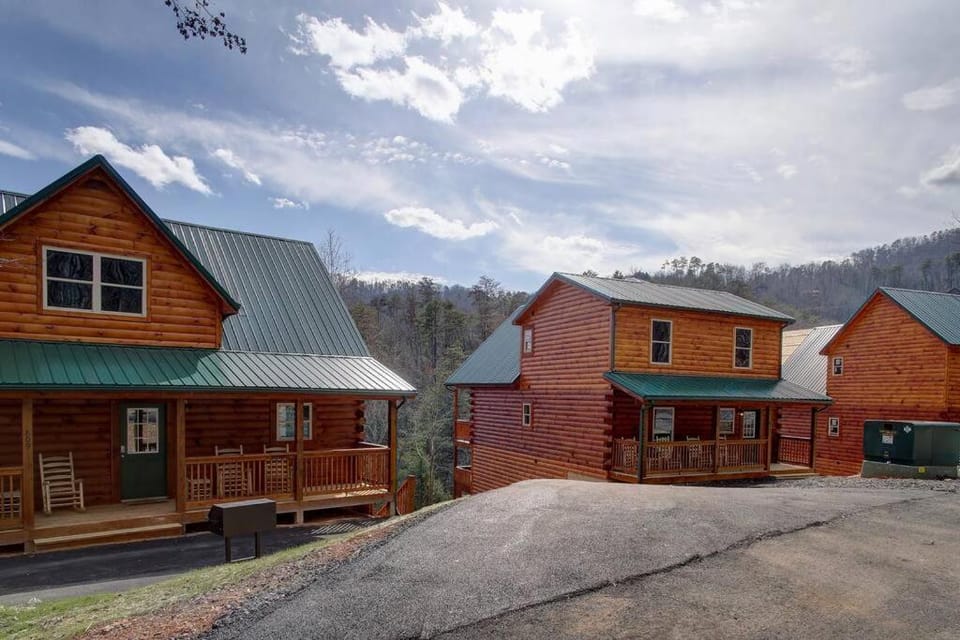NEWLY Built! 5BR-5BH-Hottub-WIFI-Theater-Pool Tble House in Pigeon Forge