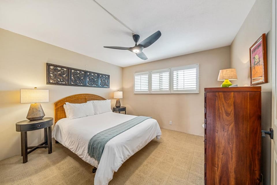 Stunning ocean view 2 bedroom Steps from beach House in Kihei