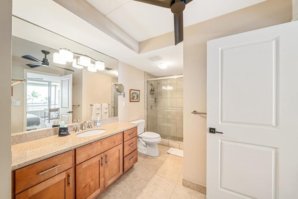 Stunning ocean view 2 bedroom Steps from beach House in Kihei