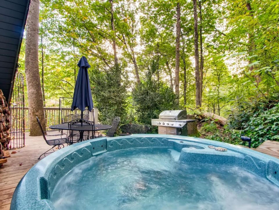 Rolling Waters Chalet Chalet in Gatlinburg
